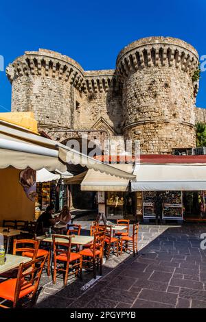 Porte maritime, St. Catherines porte au port, mur de la ville jusqu'à 12 mètres d'épaisseur avec des portes enferme toute la vieille ville, ville de Rhodes, Grèce Banque D'Images