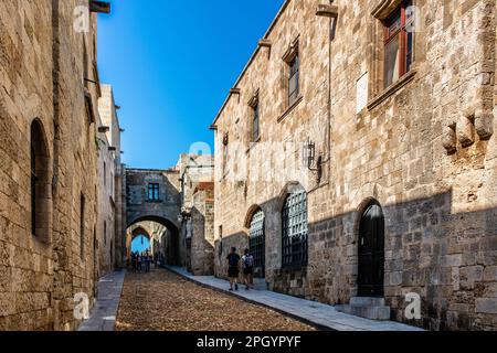 Knights Street dans la vieille ville à partir de l'époque de l'ordre de la rue John, la seule rue encore en vie de 16th siècle dans le style gothique tardif, Oddos Ippomon, Rhodes Banque D'Images