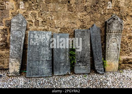 Tombes musulmanes, cours de jardin, Musée archéologique de l'ancien Hôpital d'ordre des Chevaliers de Saint-Jean, 15th siècle, vieille ville, Rhodes Banque D'Images