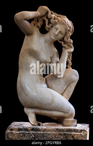 Petite statue en marbre de Crouching Aphrodite du Bath, connue sous le nom de Vénus de Rhodes, 100 av. J.-C., Musée archéologique dans l'ancien Hôpital de l'ordre du Banque D'Images