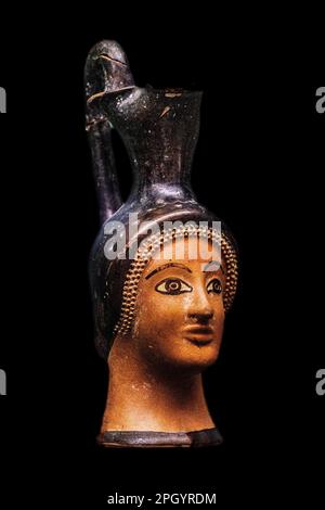 Petite carafe à vin en forme de tête de womans, Oinochoe, 475-450 av. J.-C., Musée archéologique de l'ancien Hôpital de l'ordre des Chevaliers de St. Jean Banque D'Images