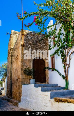 La maison des capitaines dans les rues sinueuses avec des maisons blanches, Lindos, Rhodes, Grèce Banque D'Images