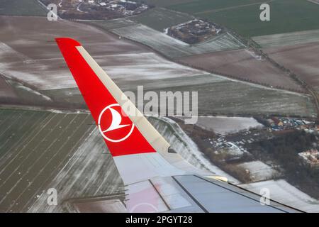 TCHÉQUIE, JANVIER 2023, un avion avec le symbole de Turkish Airlines se tourne au-dessus du sol Banque D'Images