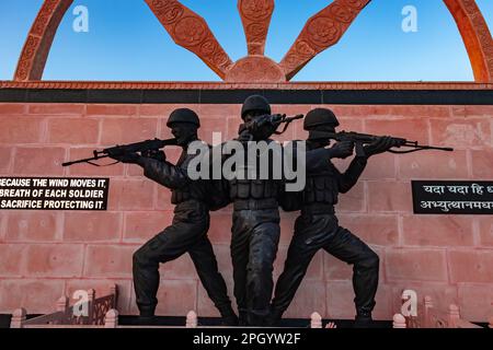 Une statue de soldat de l'armée montrant l'action sur le champ de bataille au mémorial de guerre à la nuit, une balle est prise au mémorial de guerre de jaisalmer rajasthan inde le 25 2023 janvier. Banque D'Images