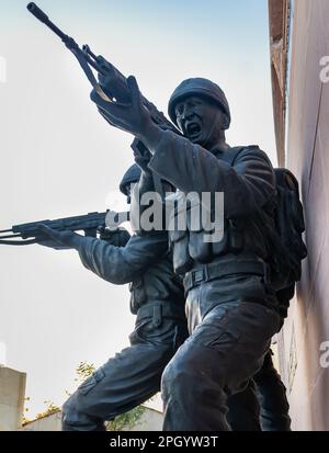 Une statue de soldat de l'armée montrant l'action sur le champ de bataille au mémorial de guerre à la nuit, une balle est prise au mémorial de guerre de jaisalmer rajasthan inde le 25 2023 janvier. Banque D'Images