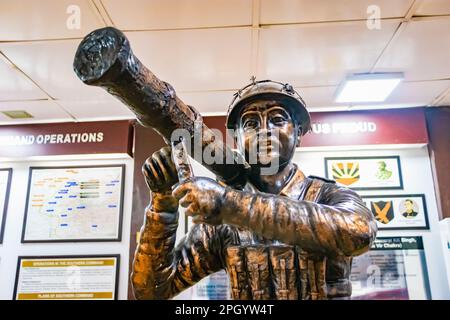 La statue d'un soldat indien montrant des missiles à épaule au mémorial de guerre a été prise au mémorial de guerre de jaisalmer rajasthan inde le 25 2023 janvier. Banque D'Images