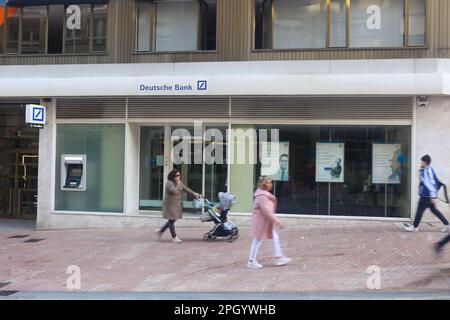 Oviedo, Asturies, Espagne. 24th mars 2023. Oviedo, ESPAGNE: La succursale de la banque allemande, la Deutsche Bank pendant le très nerveux traîner vers les banques européennes, avec des chutes de plus de 8% pour la Deutsche Bank sur 24 mars 2023, à Oviedo, Espagne. (Credit image: © Alberto Brevers/Pacific Press via ZUMA Press Wire) USAGE ÉDITORIAL SEULEMENT! Non destiné À un usage commercial ! Banque D'Images