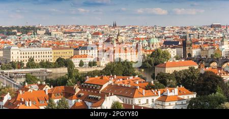 Vue panoramique sur la vieille ville et le pont Charles à Prague, République tchèque Banque D'Images