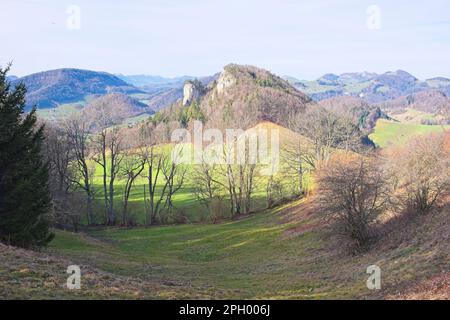 Paysage dans le jura suisse dans le canton de bâle, sur l'une des plus belles randonnées de la région entre le Belchenfund et le Lauchfund. Banque D'Images