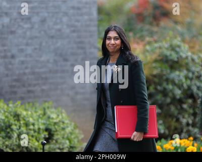 Londres, Royaume-Uni. 21st mars 2023. Suella Braverman, secrétaire d'État au ministère de l'intérieur, arrive à la réunion du Cabinet Downing Street no 10. Banque D'Images