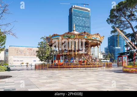 Tirana, Albanie. Mars 2023. Un carrousel dans la place Skenderbej dans le centre-ville Banque D'Images
