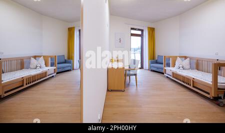 Bamberg, Allemagne. 24th mars 2023. Vue sur une chambre dans l'hospice pour enfants et jeunes de Sternenzelt. Les jeunes jusqu'à l'âge de 26 ans souffrant d'une maladie qui raccourcit la vie doivent être accompagnés et soignés dans l'hospice nouvellement ouvert. L'hospice pour enfants et jeunes de Sternenzelt est situé à l'Académie Bamberg Hospice, à côté de la clinique Bruderwald. Credit: Daniel Karmann/dpa/Alay Live News Banque D'Images