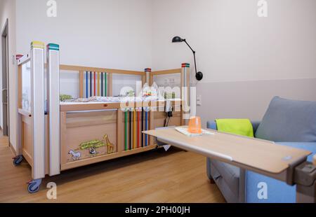 Bamberg, Allemagne. 24th mars 2023. Un lit de bébé se trouve dans une chambre de l'hospice pour enfants et jeunes de Sternenzelt. Les jeunes jusqu'à l'âge de 26 ans qui souffrent d'une maladie qui raccourcit leur vie doivent être accompagnés et soignés dans l'hospice nouvellement ouvert. L'hospice pour enfants et jeunes de Sternenzelt est situé à l'Académie Bamberg Hospice, à côté de la clinique Bruderwald. Credit: Daniel Karmann/dpa/Alay Live News Banque D'Images