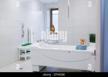 Bamberg, Allemagne. 24th mars 2023. Vue sur une salle de bains dans l'hospice pour enfants et jeunes de Sternenzelt. Les jeunes jusqu'à l'âge de 26 ans souffrant d'une maladie qui raccourcit la vie doivent être accompagnés et soignés dans l'hospice nouvellement ouvert. L'hospice pour enfants et jeunes de Sternenzelt est situé à l'Académie Bamberg Hospice, à côté de la clinique Bruderwald. Credit: Daniel Karmann/dpa/Alay Live News Banque D'Images