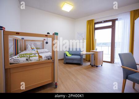 Bamberg, Allemagne. 24th mars 2023. Un lit de bébé se trouve dans une chambre de l'hospice pour enfants et jeunes de Sternenzelt. Les jeunes jusqu'à l'âge de 26 ans qui souffrent d'une maladie qui raccourcit leur vie doivent être accompagnés et soignés dans l'hospice nouvellement ouvert. L'hospice pour enfants et jeunes de Sternenzelt est situé à l'Académie Bamberg Hospice, à côté de la clinique Bruderwald. Credit: Daniel Karmann/dpa/Alay Live News Banque D'Images