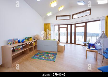 Bamberg, Allemagne. 24th mars 2023. Vue sur la salle de jeux avec coin lecture à haute voix dans l'hospice pour enfants et jeunes de Sternenzelt. Les jeunes jusqu'à l'âge de 26 ans qui souffrent d'une maladie qui raccourcit leur vie doivent être accompagnés et soignés dans l'hospice nouvellement ouvert. L'hospice pour enfants et jeunes de Sternenzelt est situé à l'Académie Bamberg Hospice, à côté de la clinique Bruderwald. Credit: Daniel Karmann/dpa/Alay Live News Banque D'Images