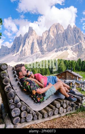 Couple hommes et femmes à Geisler Alm, Dolomites Italie, randonnée dans les montagnes de Val Di Funes dans les Dolomites italiens parcours Adolf Munkel, Parc naturel Geisler-Puez avec Geisler Alm Puez parc naturel Odle Banque D'Images