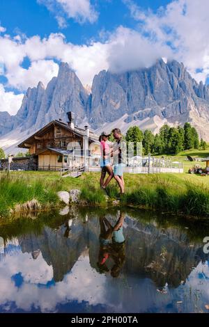 Couple hommes et femmes à Geisler Alm, Dolomites Italie, randonnée dans les montagnes de Val Di Funes dans les Dolomites italiens parcours Adolf Munkel, Parc naturel Geisler-Puez avec Geisler Alm dans le Parc naturel de Puez Odle Banque D'Images