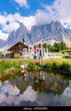 Couple hommes et femmes à Geisler Alm, Dolomites Italie, randonnée dans les montagnes de Val Di Funes dans les Dolomites italiens parcours Adolf Munkel, Parc naturel Geisler-Puez avec Geisler Alm Puez parc naturel Odle Banque D'Images