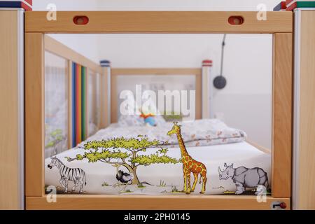 Bamberg, Allemagne. 24th mars 2023. Vue sur un lit d'enfant dans la chambre d'hôtes de l'hospice pour enfants et jeunes de Sternenzelt. Les jeunes jusqu'à l'âge de 26 ans qui souffrent d'une maladie qui raccourcit leur vie doivent être accompagnés et soignés dans l'hospice nouvellement ouvert. L'hospice pour enfants et jeunes de Sternenzelt est situé à l'Académie Bamberg Hospice, à côté de la clinique Bruderwald. Credit: Daniel Karmann/dpa/Alay Live News Banque D'Images