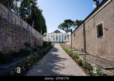 Vicenza, Italie - 13 août 2022: Villa la Rotonda ou Villa Almerico Capra Valmarana allée de l'architecte de la Renaissance Andrea Palladio. Banque D'Images