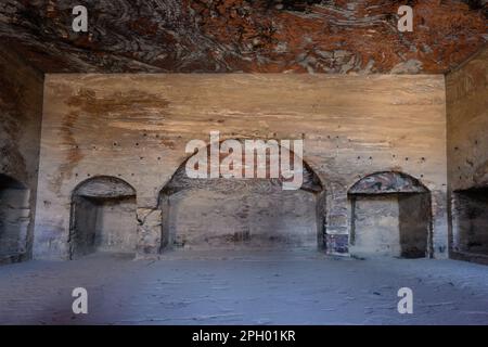 Urne tombe intérieure ou intérieure à Petra, en Jordanie, également appelée tombe royale de Malchus Banque D'Images