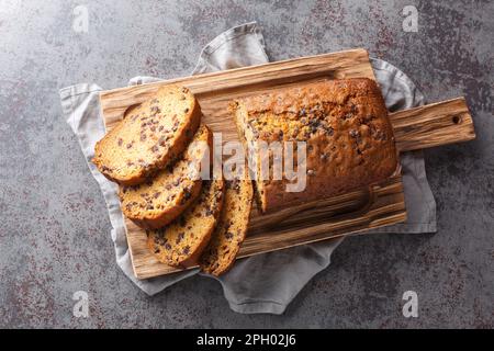 Croustilles au chocolat gâteau de citrouille en tranches sur le plan de travail, à côté de la table. Vue horizontale du dessus Banque D'Images