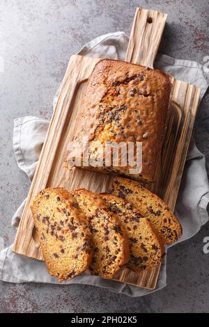 Pain de croustilles au chocolat à la citrouille en gros plan sur le panneau en bois de la table. Vue verticale du dessus Banque D'Images