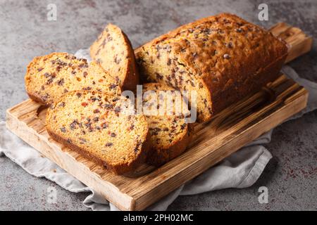 Croustilles au chocolat gâteau de citrouille en tranches sur le plan de travail, à côté de la table. Horizontale Banque D'Images