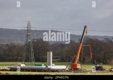 Construction en T-Pylon avec la tour de transmission en treillis de style ancien en arrière-plan Banque D'Images