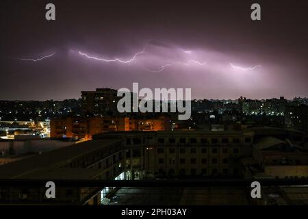 Le Caire. 25th mars 2023. Cette photo prise sur 25 mars 2023 montre un éclair dans le ciel au-dessus du Caire, en Égypte. Credit: Ahmed Gomaa/Xinhua/Alamy Live News Banque D'Images