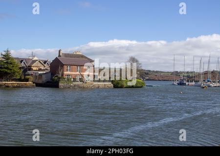 18 mars 2023 les propriétés résidentielles Lxurious donnent sur la petite pêche amarrée dans le port populaire de Kinsale Harbour et Marina dans le comté de Cork dans le S. Banque D'Images