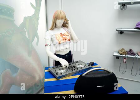 Bangkok, Thaïlande. 26th mars 2023. Un DJ mannequin tourne des rythmes dans la boutique I WANNA BANGKOK, une marque de mode thaïlandaise locale. 'BKK BOI' est la première exposition solo de l'artiste Burin pong, un gaymer autoqualifié de 24 ans qui s'inspire de son travail en combinant les personnes LGBTQ comme personnages dans un gameplay fantastique destiné à accroître la visibilité des personnes LGBTQIA dans les jeux vidéo. Credit: Matt Hunt/Neato/Alay Live News Banque D'Images