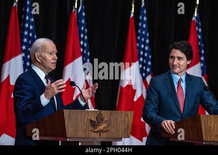 Ottawa, Canada. 24th mars 2023. ÉTATS-UNIS Le président Joe Biden a pris la parole lors d'une conférence de presse conjointe avec le premier ministre canadien Justin Trudeau à l'édifice Sir John A. Macdonald, à Ottawa. C'est la première visite officielle que le président américain a faite au Canada depuis qu'il est devenu président. Bien que les visites entre les présidents élus et le pays allié aient généralement lieu plus tôt, la visite inaugurale de Biden dans le nord voisin a été retardée en raison des restrictions de voyage de la COVID-19. Crédit : SOPA Images Limited/Alamy Live News Banque D'Images