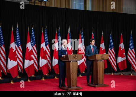 Ottawa, Canada. 24th mars 2023. ÉTATS-UNIS Le président Joe Biden a pris la parole lors d'une conférence de presse conjointe avec le premier ministre canadien Justin Trudeau à l'édifice Sir John A. Macdonald, à Ottawa. C'est la première visite officielle que le président américain a faite au Canada depuis qu'il est devenu président. Bien que les visites entre les présidents élus et le pays allié aient généralement lieu plus tôt, la visite inaugurale de Biden dans le nord voisin a été retardée en raison des restrictions de voyage de la COVID-19. (Photo de Katherine KY Cheng/SOPA Images/Sipa USA) crédit: SIPA USA/Alay Live News Banque D'Images