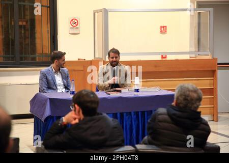 Pagani, Italie. 24th mars 2023. Le journaliste de Sky Sport, Peppe Di Stefano présente son dernier livre 'Milanello . La maison du diable. Anecdotes et arrière-plan sur le centre sportif de Milanello, stade de l'entraînement du club de football AC Milan qui joue dans la série A du Championnat italien de football. Présenter les fans du Club de Milan de Pagani. (Photo de Pasquale Senatore/Pacific Press) Credit: Pacific Press Media production Corp./Alamy Live News Banque D'Images