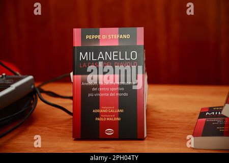 Pagani, Italie. 24th mars 2023. Le journaliste de Sky Sport, Peppe Di Stefano présente son dernier livre 'Milanello . La maison du diable. Anecdotes et arrière-plan sur le centre sportif de Milanello, stade de l'entraînement du club de football AC Milan qui joue dans la série A du Championnat italien de football. Présenter les fans du Club de Milan de Pagani. (Photo de Pasquale Senatore/Pacific Press) Credit: Pacific Press Media production Corp./Alamy Live News Banque D'Images