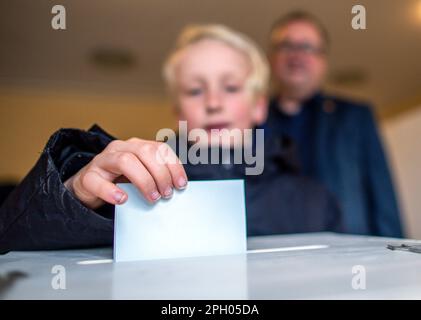 Grambow, Allemagne. 25th mars 2023. Philip Baltrusch, âgé de dix ans, met dans les urnes son bulletin de vote pour l'élection du maire de la jeunesse de la municipalité de Grambow. L'objectif de l'élection est de reconnaître les préoccupations des enfants et des jeunes et des associer directement à la mise en œuvre des projets. Les enfants et les jeunes âgés de 6 à 16 ans sont appelés à voter. Credit: Jens Büttner/dpa/Alay Live News Banque D'Images