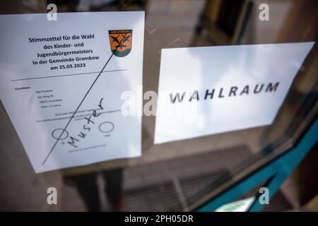 Grambow, Allemagne. 25th mars 2023. L'exemple de bulletin de vote pour l'élection du maire de la ville de Grambow est suspendu à l'entrée de la salle de vote. L'objectif de l'élection est de reconnaître les préoccupations des enfants et des jeunes et des associer directement à la mise en œuvre des projets. Les enfants et les jeunes âgés de 6 à 16 ans sont appelés à voter. Credit: Jens Büttner/dpa/Alay Live News Banque D'Images