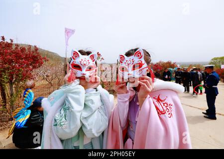 ZAOZHUANG, CHINE - 24 MARS 2023 - les amoureux de Hanfu font l'expérience de produits folkloriques au Yellow River Rally le jour d'ouverture du Peach Blossom Festival i Banque D'Images