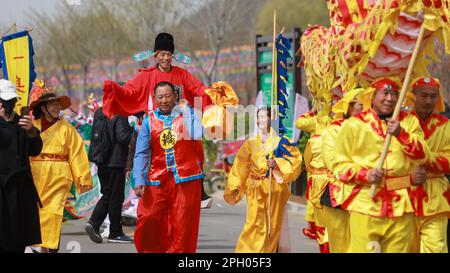 ZAOZHUANG, CHINE - 24 MARS 2023 - Une représentation populaire attire des spectateurs le jour d'ouverture du Peach Blossom Festival à Zaozhuang, dans l'est de la Chine Banque D'Images