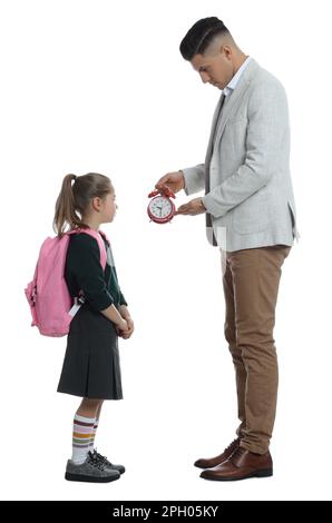 Professeur avec réveil scolding élève pour être tard sur fond blanc Banque D'Images