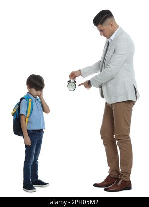 Professeur avec réveil scolding élève pour être tard sur fond blanc Banque D'Images