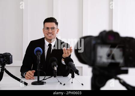 Homme d'affaires qui donne un entretien lors d'un événement officiel Banque D'Images