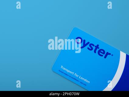 LONDRES, Royaume-Uni - 12 NOVEMBRE 2022 : carte ostréicole sur fond bleu. Transport pour le billet de train de londres.vue du dessus. Banque D'Images