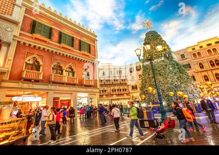 Macao, Chine - 9 décembre 2016 : arbre de Noël pittoresque du luxueux centre commercial dans le style de Venise dans l'Hôtel e Casino vénitien. Macao Banque D'Images