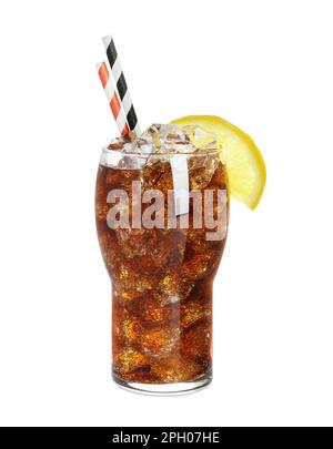 Verre de boisson gazeuse rafraîchissante avec glaçons et citron isolé sur blanc Banque D'Images