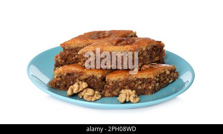 Assiette de délicieux baklava au miel avec noix sur fond blanc Banque D'Images