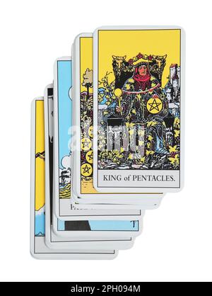 Le roi des Pentacules et d'autres cartes de tarot sur fond blanc, vue de dessus Banque D'Images