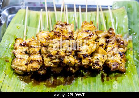 Moo Ping ou Pork satay, est populaire de la cuisine de rue en Thaïlande. Banque D'Images